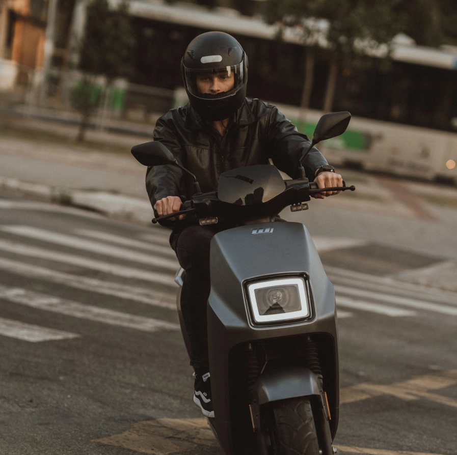 Homem pilotando a moto elétrica Watts