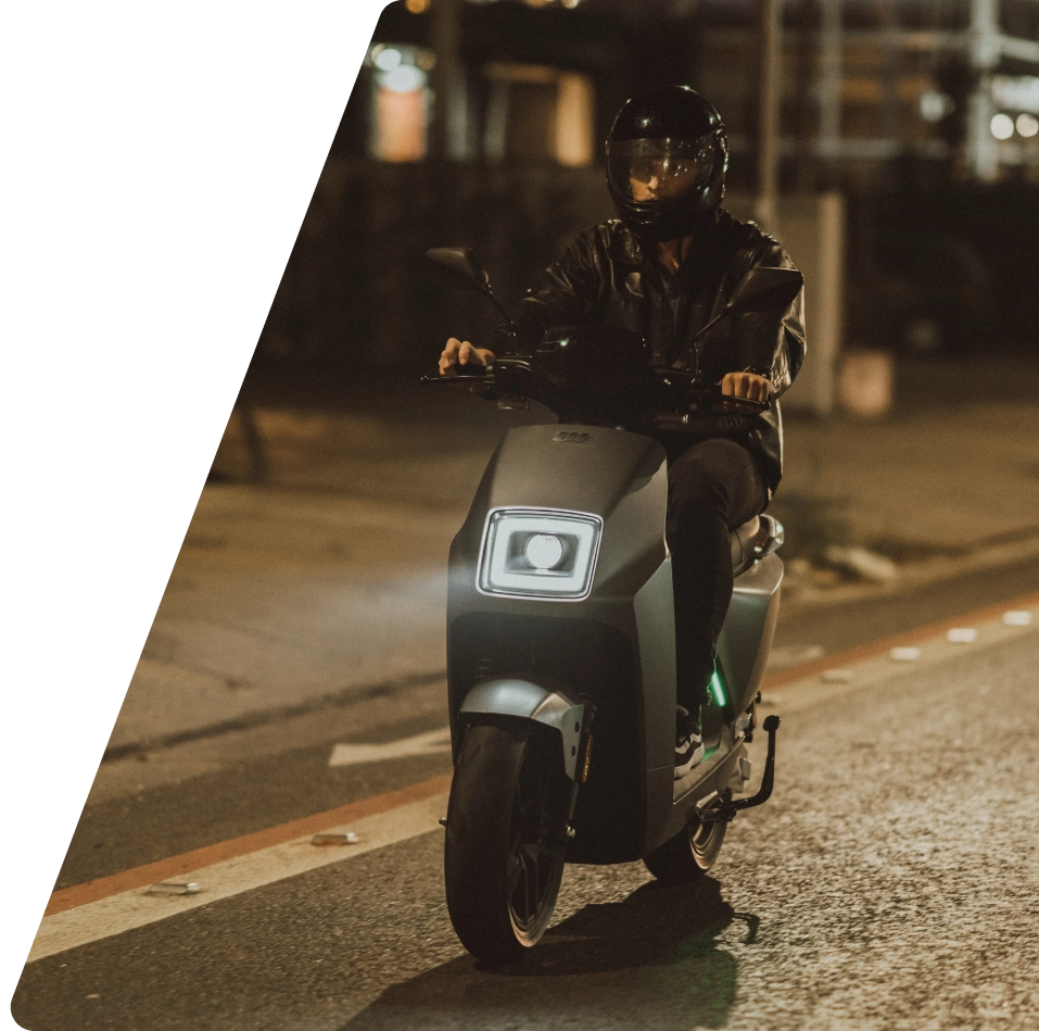 Homem pilotando a moto elétrica Watts