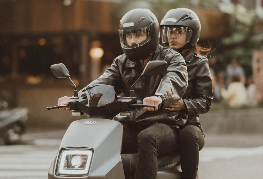Homem pilotando a moto elétrica Watts