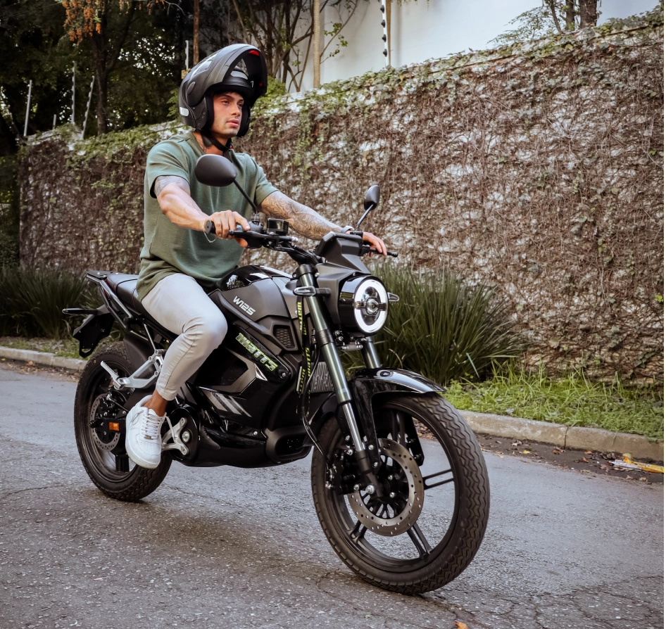 Mulher pilotando a moto elétrica Watts
