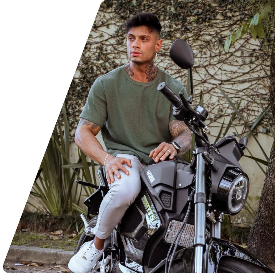 Homem pilotando a moto elétrica Watts