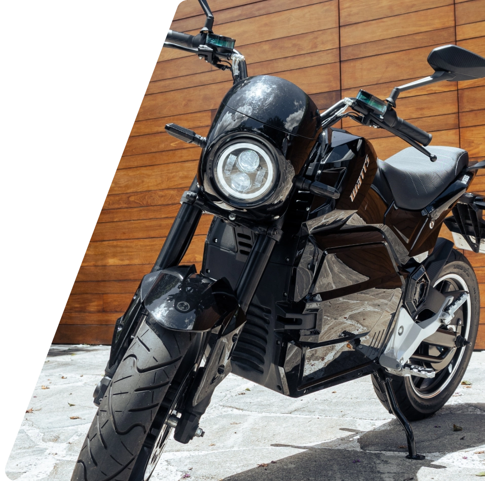 Homem pilotando a moto elétrica Watts